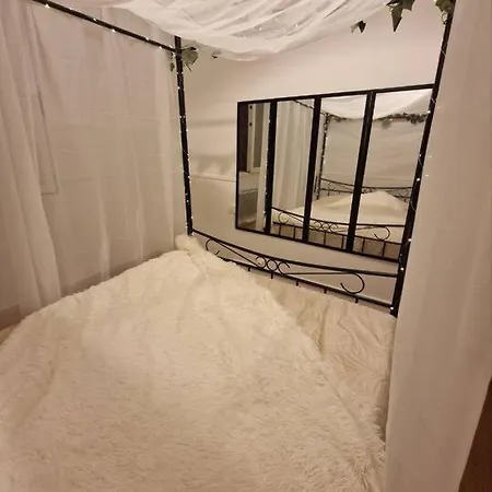 Romantique Pour 2 Avec Lit Baldaquin Et Table De Massage Apartament *