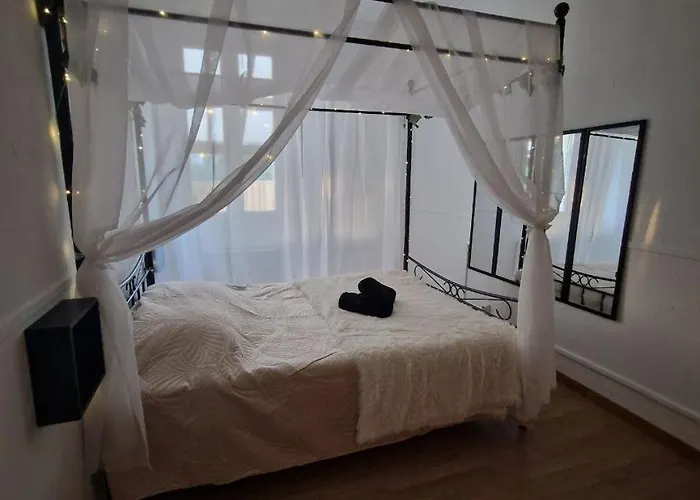 Appartement Et Lit Baldaquin *